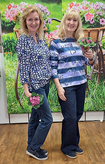 Jeansblau und Flieder bringen frühlingshafte Leichtigkeit in den Look